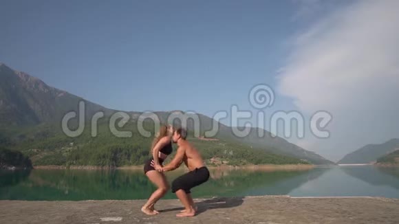 在土耳其做运动的男人怀里的女孩视频的预览图