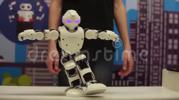 现代机器人技术机器人移动手臂和腿人工智能视频的预览图