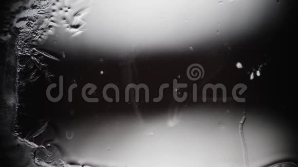 冷冻刀片将水链接到图案上视频的预览图