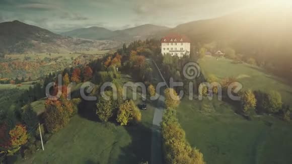 高山酒店自然景观鸟瞰视频的预览图