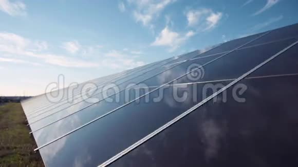 太阳能电池板和天空视频的预览图