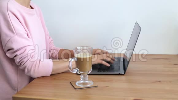 女人手在现代笔记本电脑键盘上打字视频的预览图