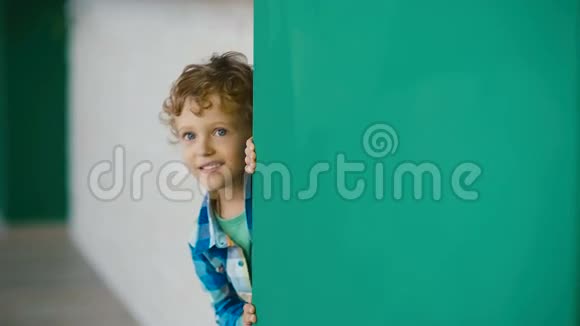快乐的小男孩从墙上偷窥视频的预览图