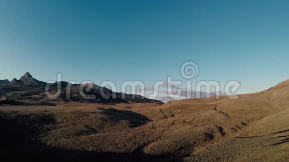 在黎明的阳光下山谷的晨光熹微视频的预览图