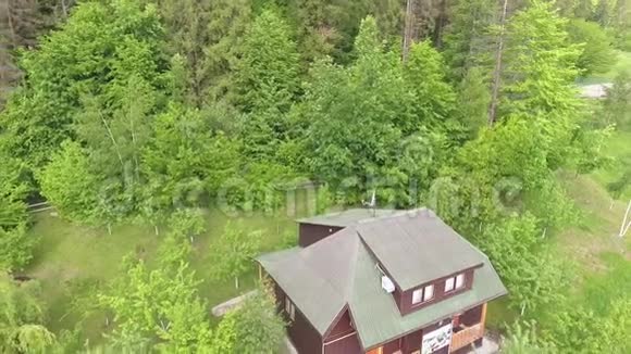 度假村木房子和木材视频的预览图