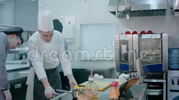 成熟的男厨师带着他的学员参观厨房视频的预览图