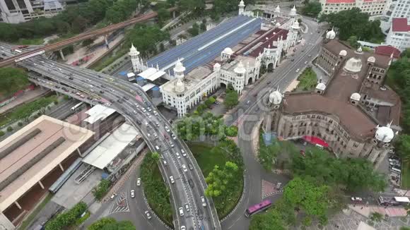 在马来西亚繁忙的高速公路路口和火车站的鸟瞰图4K视频的预览图