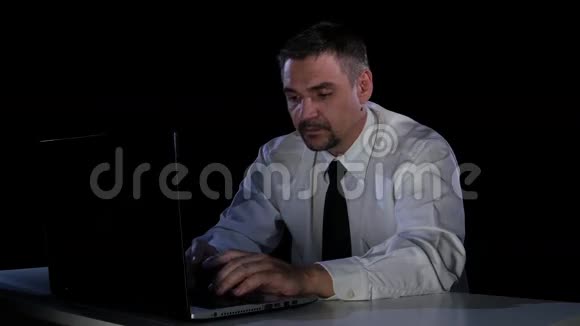 情感的愤怒一个人愤怒地坐在笔记本电脑前视频的预览图