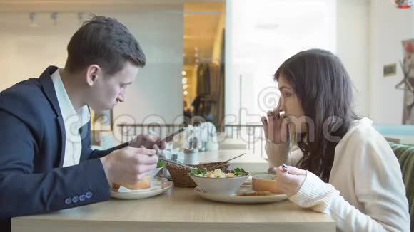 午休时间咖啡馆里的男人和女人视频的预览图