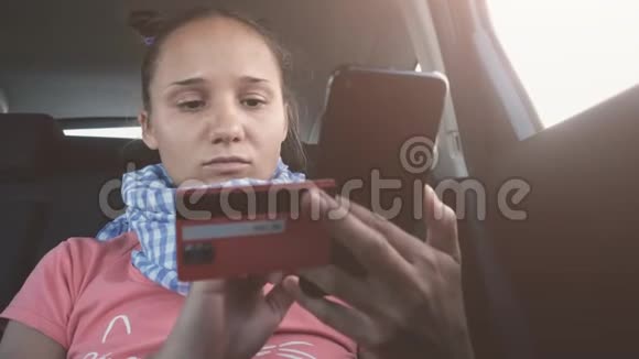 年轻女性通过应用程序支付出租车费用使用信用卡3840x2160视频的预览图