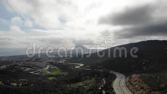 直布罗陀公路从无人驾驶飞机俯视汽车在西班牙的高速公路上行驶西班牙安达南部海岸视频的预览图