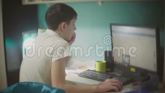 学生男性生活方式男孩青少年在大学办公室室内电脑工作视频的预览图
