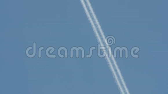 喷气式飞机高高地在天空中留下一条白色的小径视频的预览图