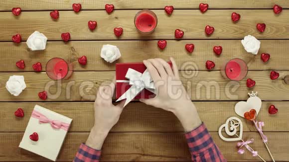 男子在礼品盒中获得情人节礼品卡视频的预览图