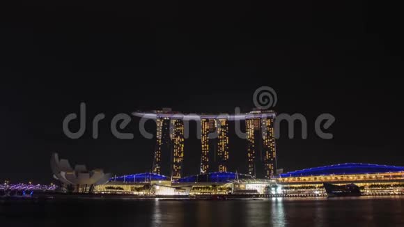 在新加坡河景中绚丽的霓虹灯在夜空中闪耀着4k次的烟花视频的预览图