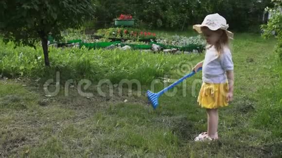 一个小女孩在夏天耙草视频的预览图