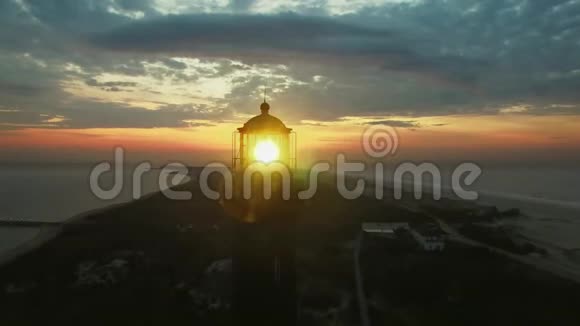 复活节太阳升起时灯塔的鸟瞰图视频的预览图
