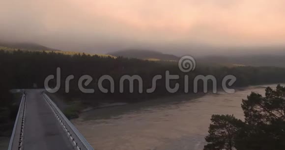 空中观景桥跨山河生而飘雾4K视频的预览图