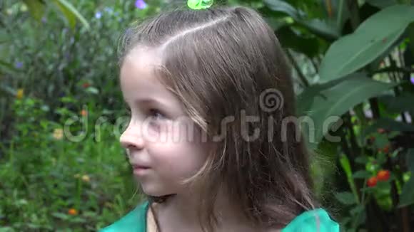 花园里的悲伤女孩视频的预览图