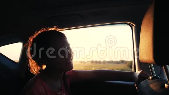 快乐的年轻女子喜欢在夏天乘汽车旅行太阳光线慢动作唱歌舞1920x1080视频的预览图