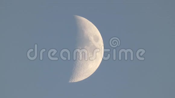 月亮经过第一季度第三季度日视频的预览图