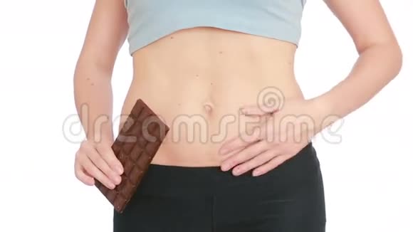 超重女性穿着牛仔裤手里拿着巧克力视频的预览图