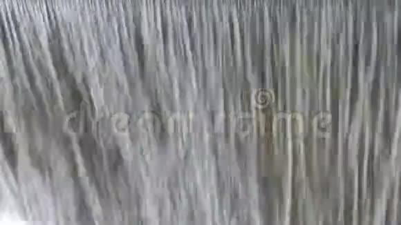 强烈的瀑布背景抽象的清水流动视频的预览图