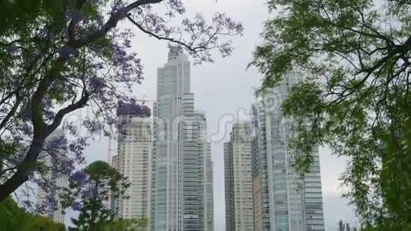 布宜诺斯艾利斯马德罗港附近的摩天大楼视频的预览图