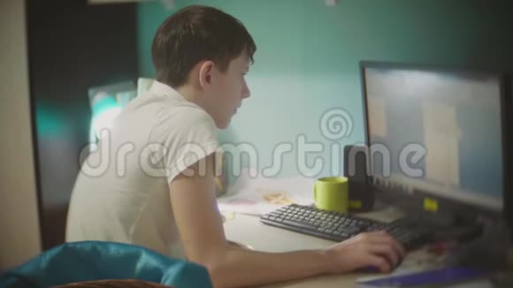 学生男男孩十几岁在大学办公室工作室内生活方式视频的预览图