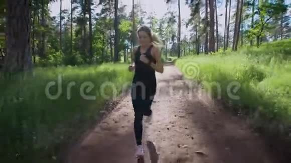 有魅力的女人在公园的小径上慢跑体育和娱乐视频的预览图