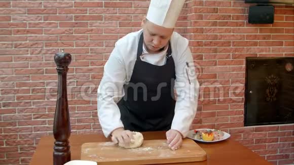 厨师揉面团视频的预览图