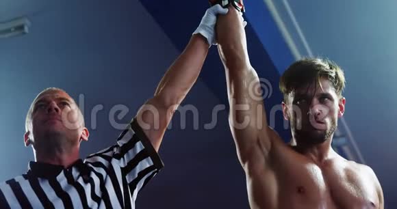 拳击手在宣布胜利后手握冠军视频的预览图