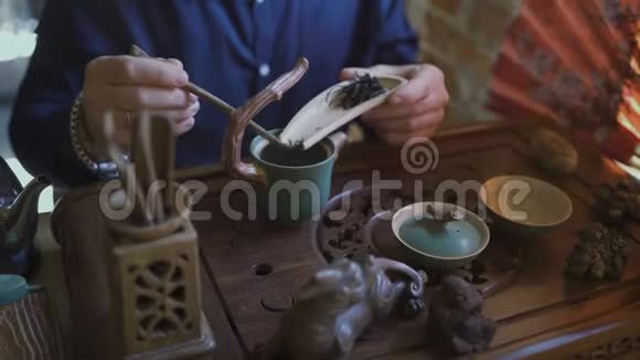 在中国传统茶道中为茶点浇绿茶视频的预览图