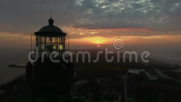 复活节太阳升起时灯塔的鸟瞰图视频的预览图