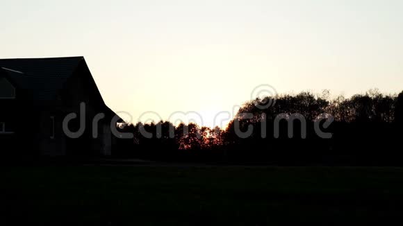 美丽的景色傍晚日落的天空背景乡村的房子视频的预览图