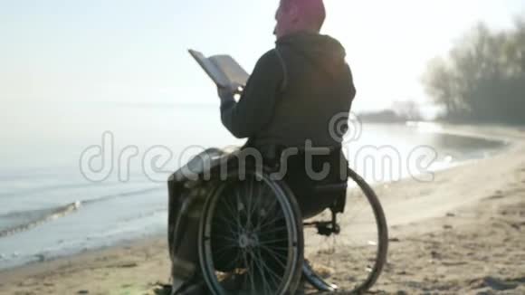 把残疾人病人手里拿着圣经信仰希望坐轮椅的残疾人拿着圣书视频的预览图