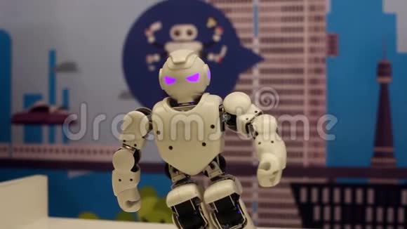 机器人用手和脚演示动作现代机器人技术人工智能控制论视频的预览图