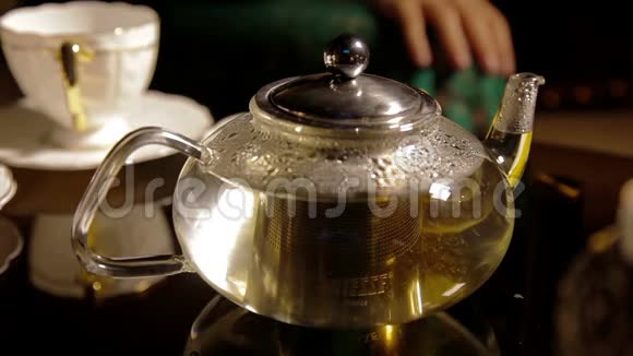 喝茶喝健康茶茶点和玻璃茶杯视频的预览图