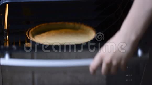 那个女孩在厨房里准备一个馅饼倒酒馅视频的预览图