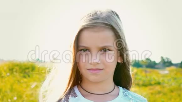 漂亮的小女孩的肖像有一双棕色的大眼睛自然背景头发正在发育视频的预览图