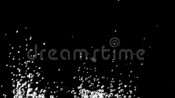 喷水池的喷射状水滴上升黑色背景慢动作视频的预览图