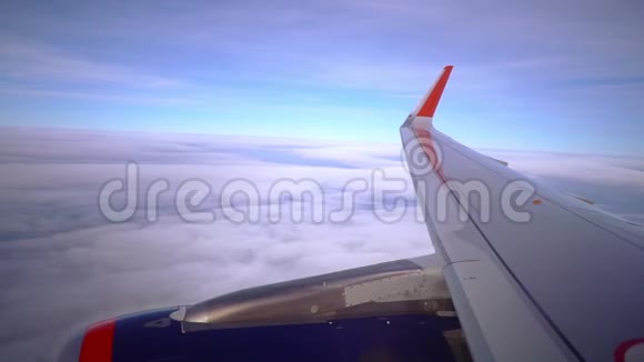飞机在云层上飞得很漂亮视频的预览图