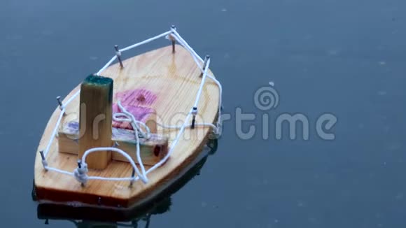 手工木船玩具浮水面背景视频的预览图