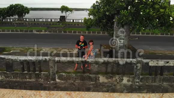 桥上的年轻夫妇塞拉甘印度尼西亚巴厘热带岛屿视频的预览图