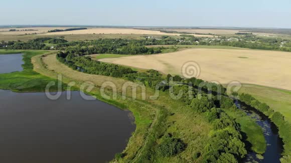 俄罗斯夏季乘河和池塘飞越平原视频的预览图