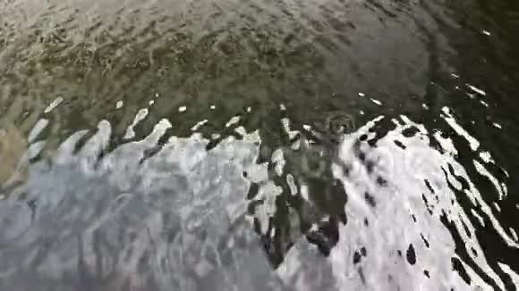 暗的水波浪状的表面视频的预览图