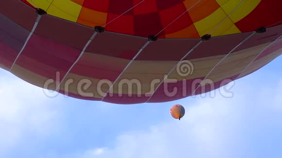 两个热气球在天空中相遇视频的预览图