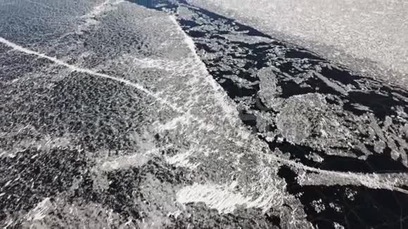 在贝加尔湖冰封的冰面上升起了一个钻上景自然背景和模式视频的预览图