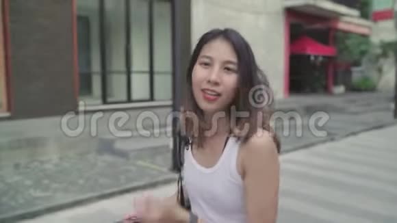 亚洲背包客女人在中国北京旅行快乐开朗美丽的少年博主女性行走视频的预览图