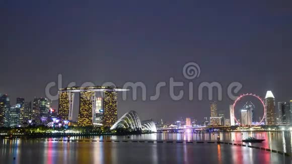 美丽的烟花在4K时间流逝的河流中爆炸全景城市景观在明亮的夜晚城市灯光下新加坡视频的预览图